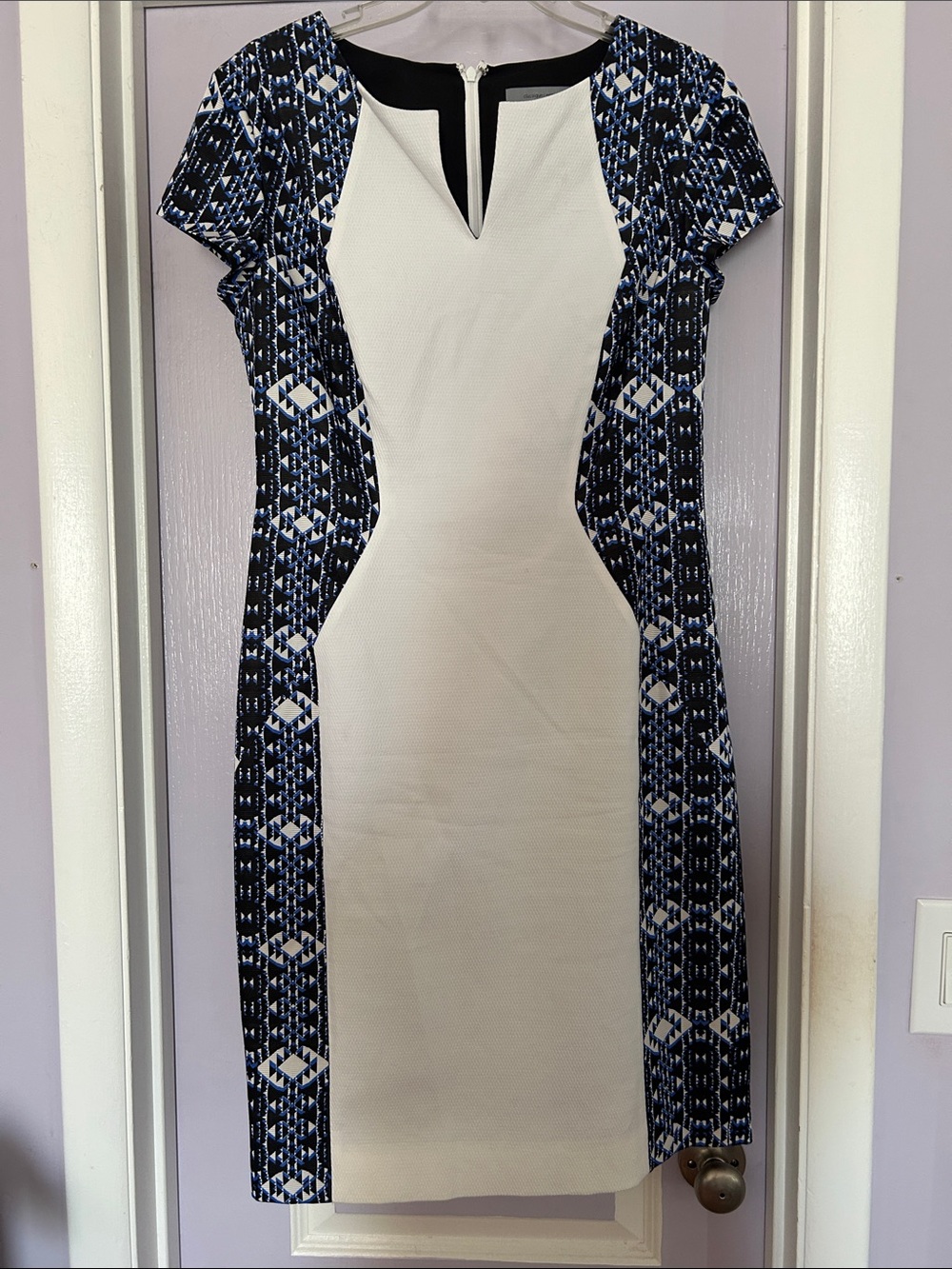 Classiques Entire White and Black Patterned Sheath Dress size 8